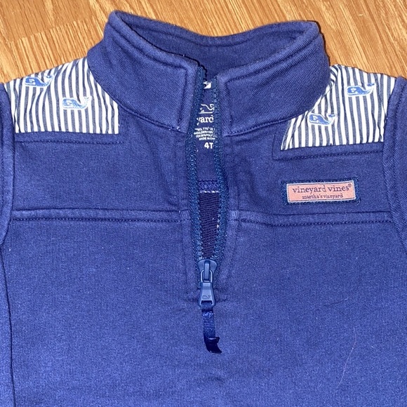 Vineyard Vines shep, navy with whale details - Picture 2 of 4